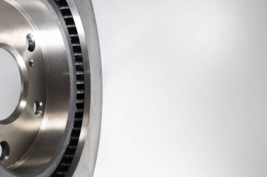 Beyaz bir masada fren yastıkları ve otomobil parçaları.