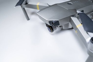 Beyaz bir masada kuadrokopter drone