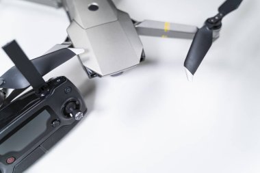 Beyaz bir masada kuadrokopter drone