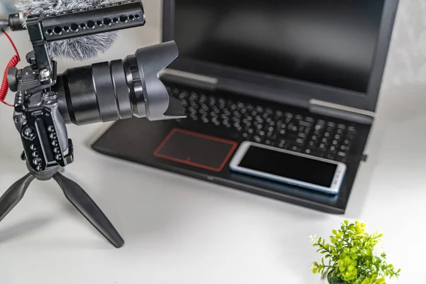 laptop kamera blogcusu beyaz masaya ayarlandı