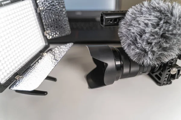laptop kamera blogcusu beyaz masaya ayarlandı