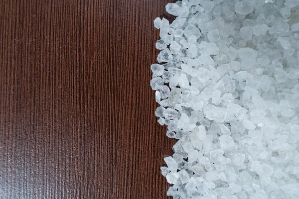 Biała Sól Krystaliczna Posypana Brązowym Stołem — Zdjęcie stockowe