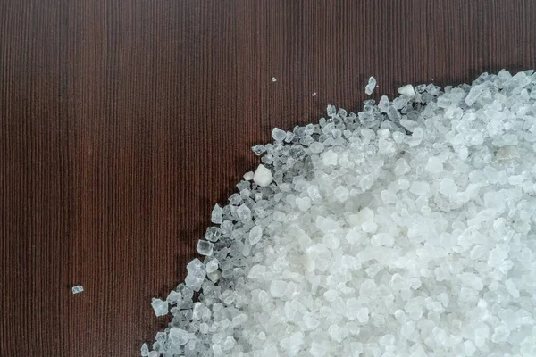 Белая Кристаллическая Соль Посыпанная Коричневый Стол — стоковое фото