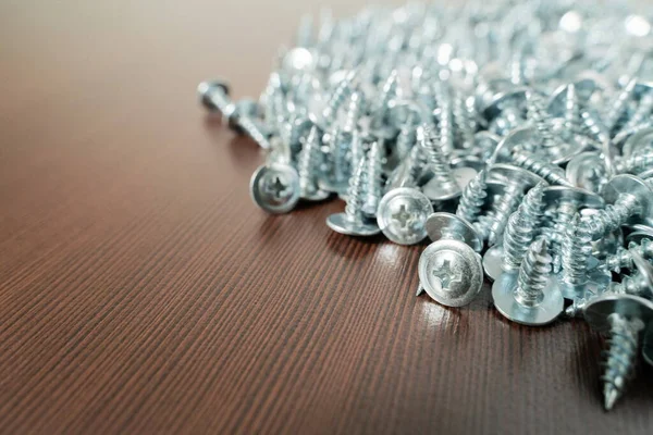 Tornillos Acero Sobre Una Mesa Marrón — Foto de Stock