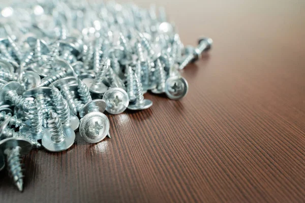 Tornillos Acero Sobre Una Mesa Marrón — Foto de Stock