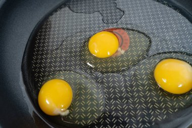 Siyah arka planda kızarmış tavuksuz tava.