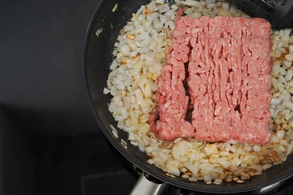 Carne Picada Frita Cebolla Una Sartén Negra — Foto de Stock