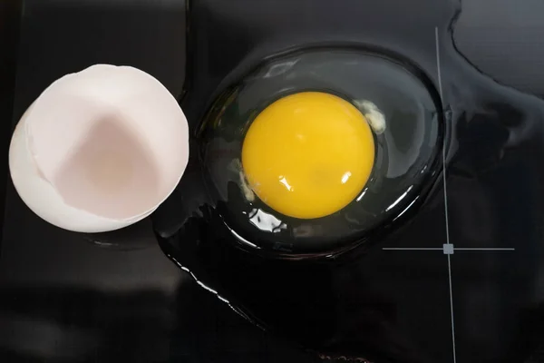 Huevo Roto Una Estufa Negra — Foto de Stock
