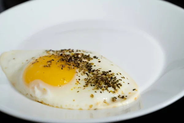 Huevo Pollo Frito Plato Blanco Sobre Fondo Negro — Foto de Stock