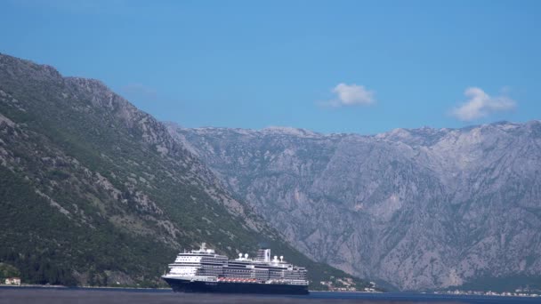 Duży Statek Wycieczkowy Kolorze Niebiesko Białym Tle Gór Zatoce Kotor — Wideo stockowe