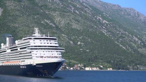 Een Groot Cruiseschip Blauw Wit Tegen Achtergrond Van Bergen Baai — Stockvideo