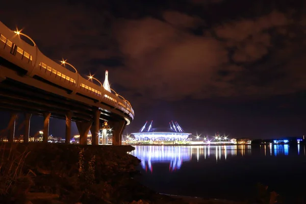 五彩缤纷的夜景，河上有一座灯火通明的桥 — 图库照片
