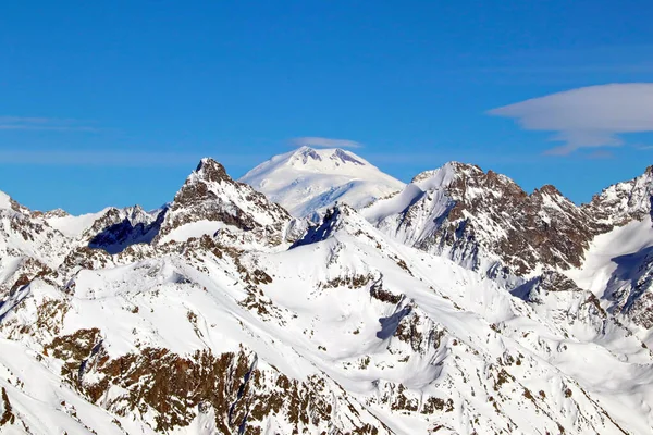 Montañas nevadas picos en las nubes cielo azul Cáucaso —  Fotos de Stock