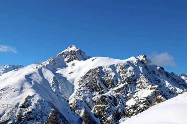 Montañas nevadas picos en las nubes cielo azul Cáucaso — Foto de Stock