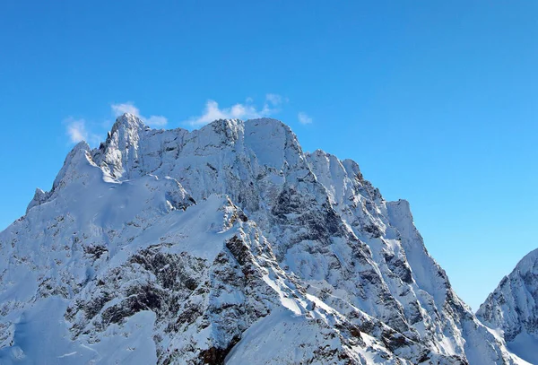 Panoramatický pohled na zasněžené hory vrcholky v mracích modrá obloha Kavkaz — Stock fotografie