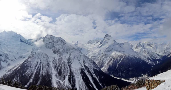 蓝天中雪山的全景全景 免版税图库照片