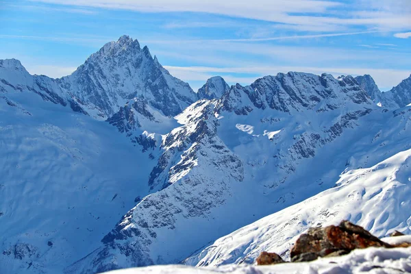 Sněžné hory vrcholí v mracích modrá obloha Kavkaz — Stock fotografie