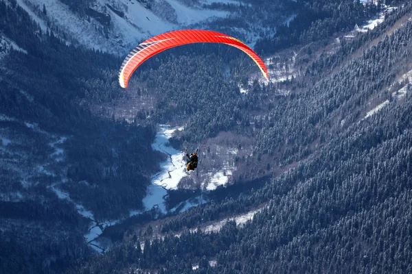 飞越白雪覆盖的高加索山脉，阳光灿烂的蓝天 图库图片