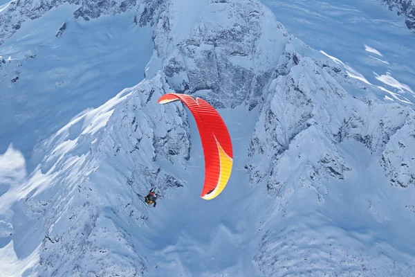 飞越白雪覆盖的高加索山脉，阳光灿烂的蓝天 免版税图库图片