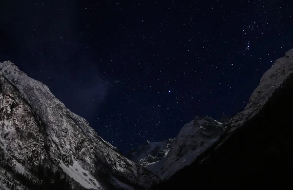 Starry sky at night in the snowy mountains 图库图片