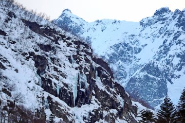 Karla kaplı uçurum ve büyük buz sarkıtları