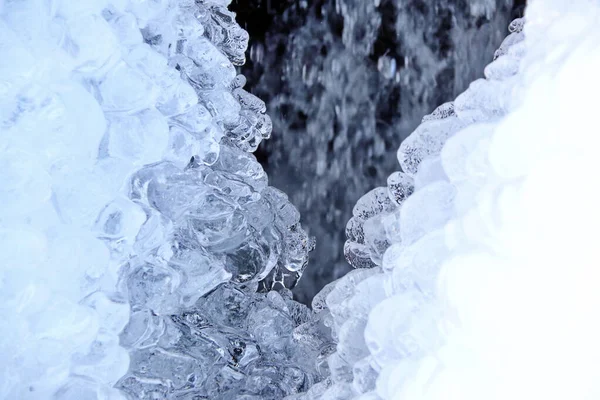 Křišťálově čistý led nad horským potokem — Stock fotografie