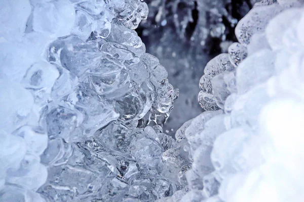Gelo cristalino sobre um riacho de montanha — Fotografia de Stock