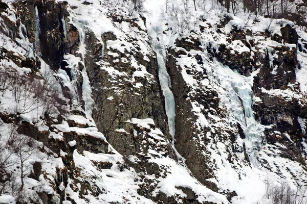 Penhasco coberto de neve e grandes ciclones — Fotografia de Stock