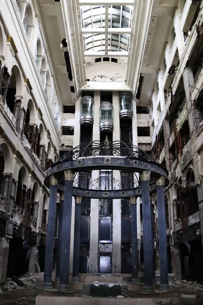 Terk edilmiş bir otelin asansörleriyle ana salonda Rotunda