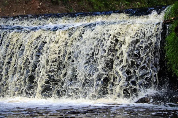 Água corrente cascata caindo sobre as rochas de perto — Fotografia de Stock