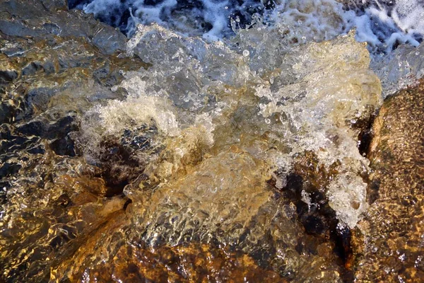 Cascada del arroyo de agua cayendo en las rocas de cerca —  Fotos de Stock