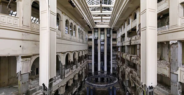 Rotonda en la sala principal con ascensores de un hotel abandonado en ruinas —  Fotos de Stock