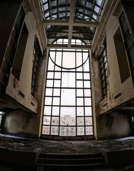 Großes Fenster in der Haupthalle eines heruntergekommenen, verlassenen Hotels — Stockfoto