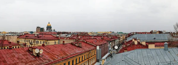 Красные крыши Петербурга и Исаакиевский собор — стоковое фото