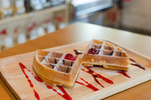 Waffeln Mit Erdbeere Auf Teller Auf Holztisch — Stockfoto