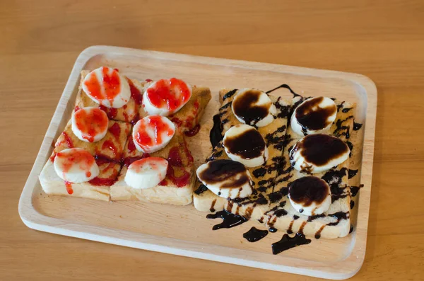 Bananenbrot mit Schokolade belegt — Stockfoto