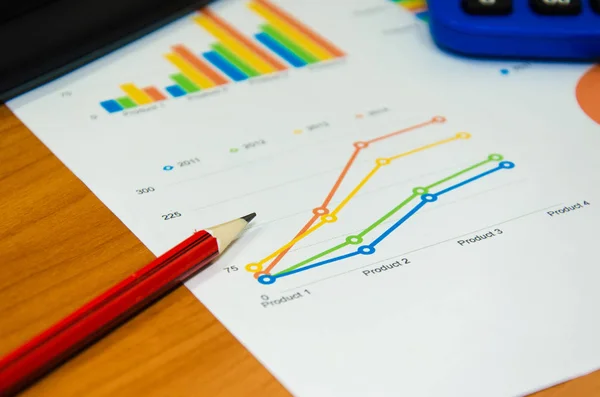 Finansiella diagram och penna — Stockfoto