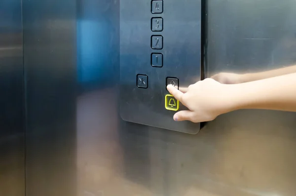 Keze sürgető lift — Stock Fotó