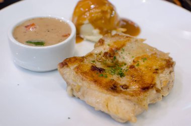 Kara biber soslu tavuk biftek.