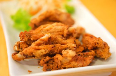 Kızarmış tavuk kanadı.