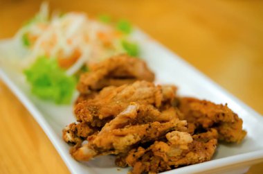 Kızarmış tavuk kanadı.