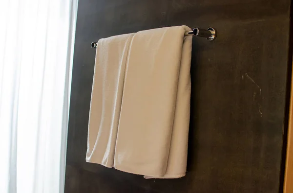 Appendere l'asciugamano da bagno — Foto Stock