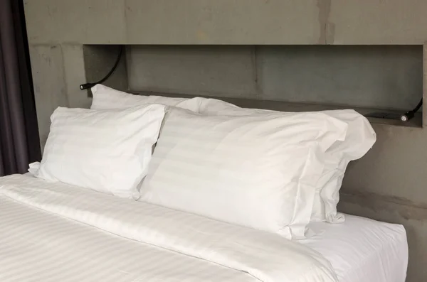 Vita kuddar på sängen — Stockfoto