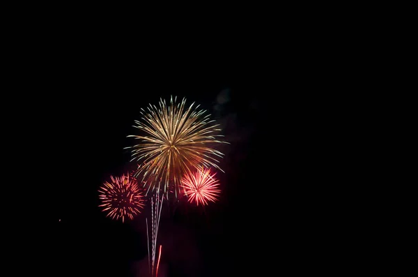 Tűzijáték Káprázatos Kijelzővel Világítja Meg Eget — Stock Fotó