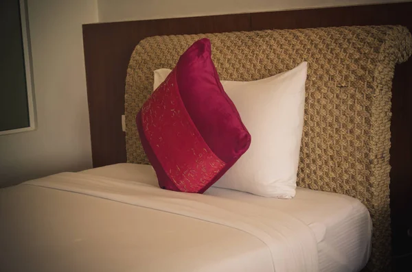 Подушки на кровати — стоковое фото