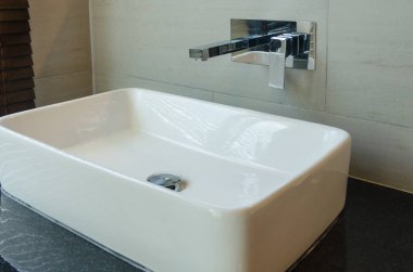 Modern beyaz banyo lavabo.