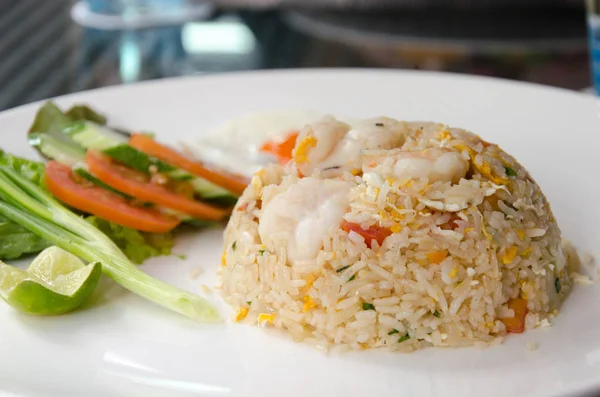 쌀밥을 튀긴 새우 — 스톡 사진
