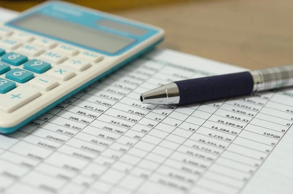 Tabela danych finansowych i Kalkulator — Zdjęcie stockowe