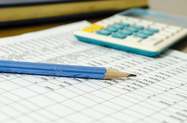 Financial data table and calculator — Stock Photo, Image