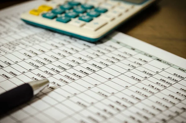 Financial data table and calculator — Stock Photo, Image